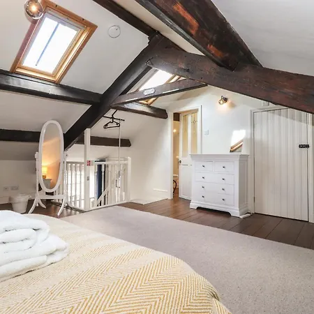 Caton Lane House * Грейндж-овер-Сандс